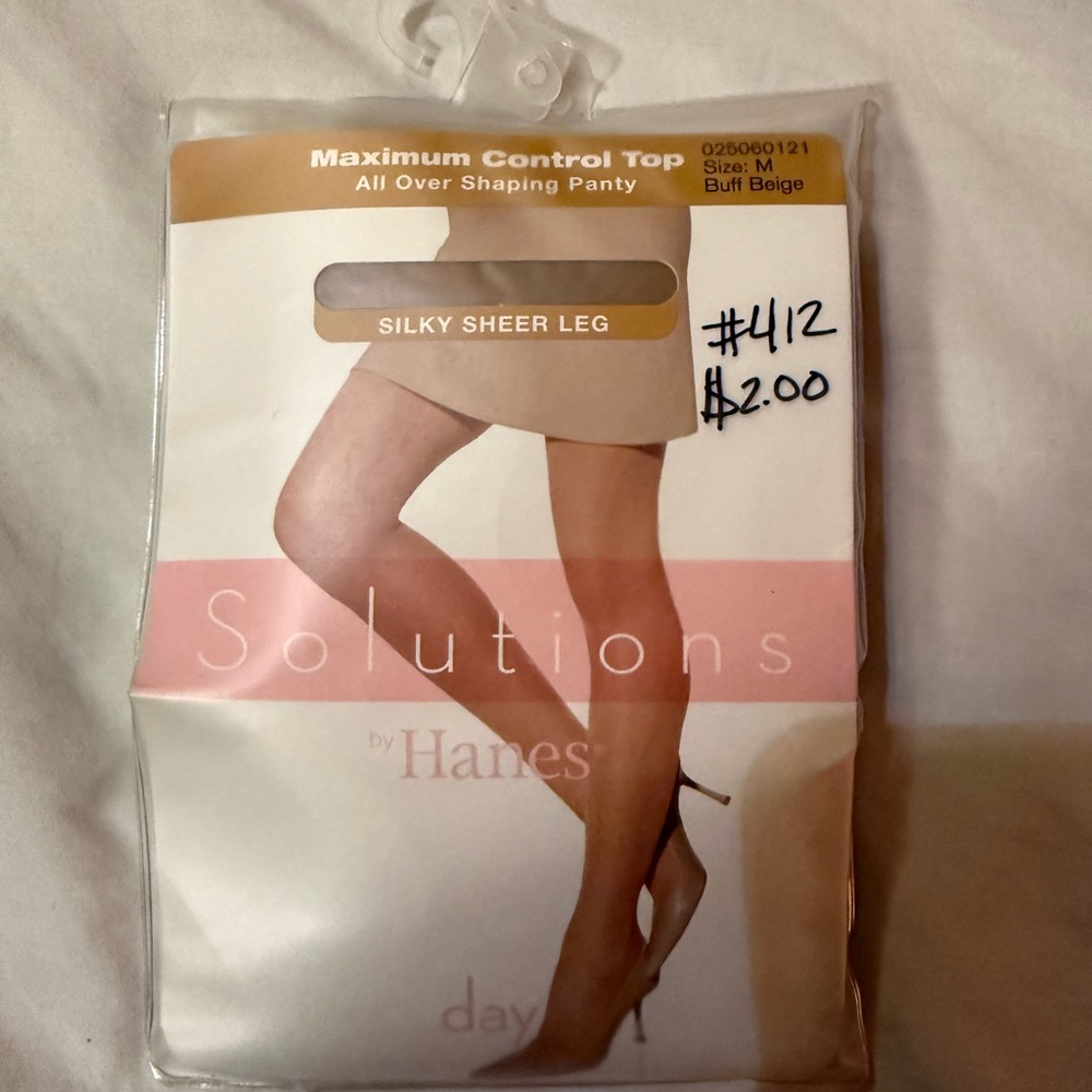 Hanes Day Sheer Pantyhose in Beige